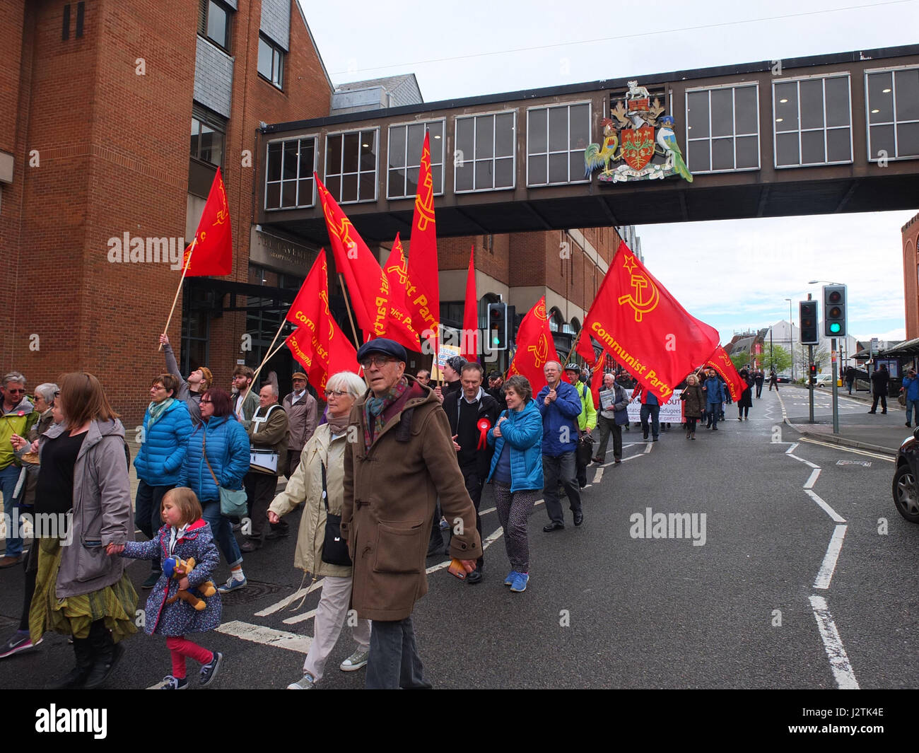 Mai Chesterfield, Derbyshire. Mars Annuel à travers la ville organisée par Chesterfield Trades Union Council a réuni des centaines de partisans du travail et des groupes de gauche. 2017 marque le 40e anniversaire de la marche annuelle qui commémore la Journée Mai vacances de banque comme une maison de vacances des travailleurs. Banque D'Images