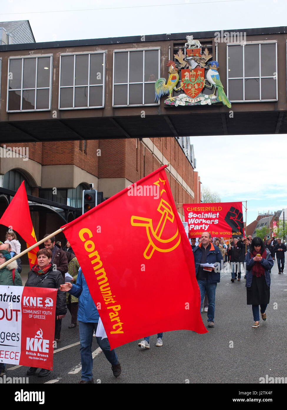 Mai Chesterfield, Derbyshire. Mars Annuel à travers la ville organisée par Chesterfield Trades Union Council a réuni des centaines de partisans du travail et des groupes de gauche. 2017 marque le 40e anniversaire de la marche annuelle qui commémore la Journée Mai vacances de banque comme une maison de vacances des travailleurs. Drapeau du parti communiste. Banque D'Images