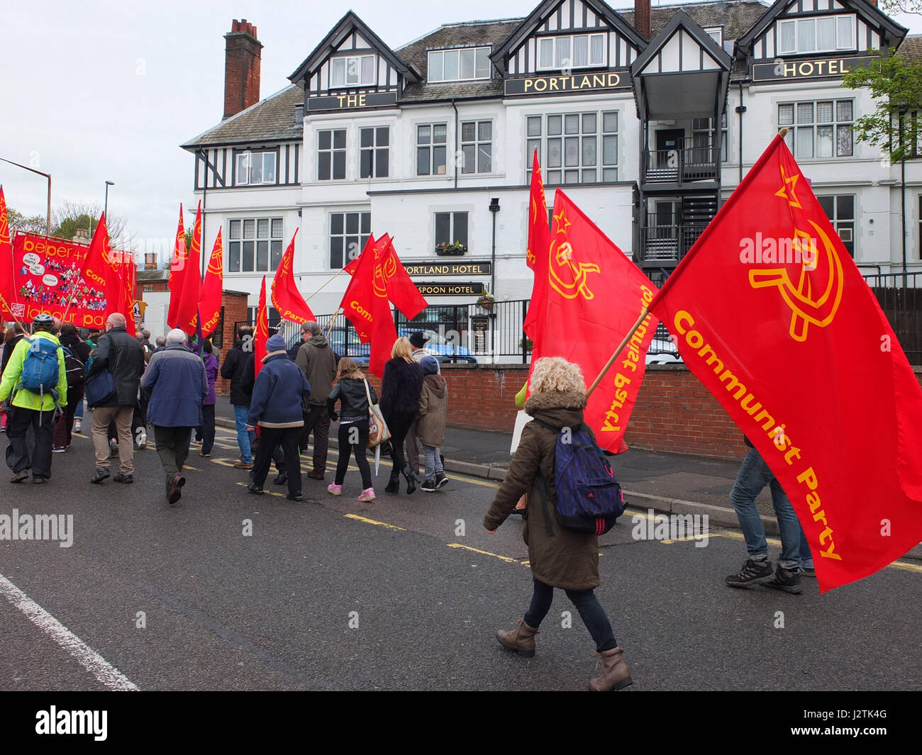 Mai Chesterfield, Derbyshire. Mars Annuel à travers la ville organisée par Chesterfield Trades Union Council a réuni des centaines de partisans du travail et des groupes de gauche. 2017 marque le 40e anniversaire de la marche annuelle qui commémore la Journée Mai vacances de banque comme une maison de vacances des travailleurs. Les membres du Parti communiste dans la parade. Banque D'Images