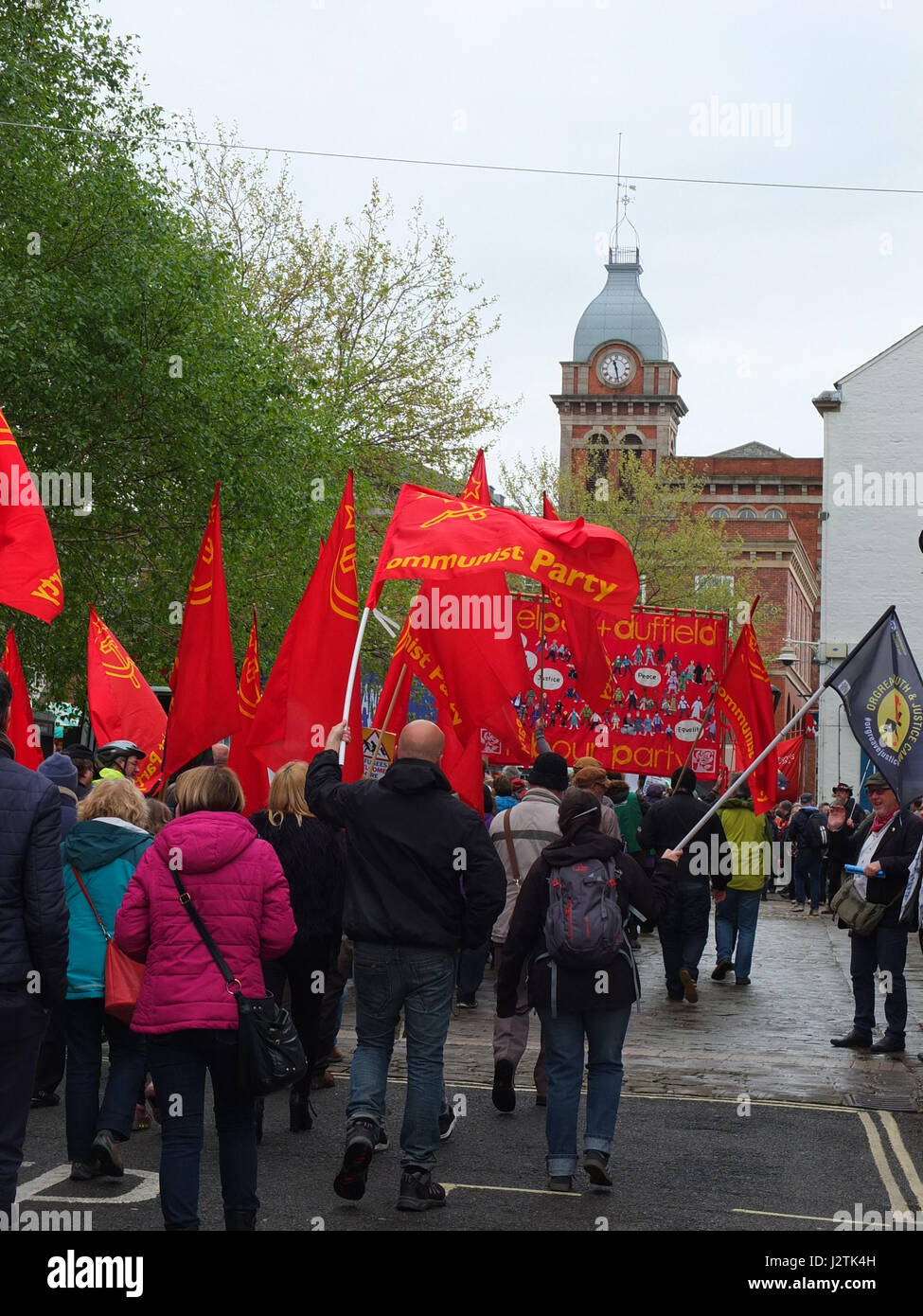 Mai Chesterfield, Derbyshire. Mars Annuel à travers la ville organisée par Chesterfield Trades Union Council a réuni des centaines de partisans du travail et des groupes de gauche. 2017 marque le 40e anniversaire de la marche annuelle qui commémore la Journée Mai vacances de banque comme une maison de vacances des travailleurs. Approche de mars la ville's Victorian Market Hall. Banque D'Images