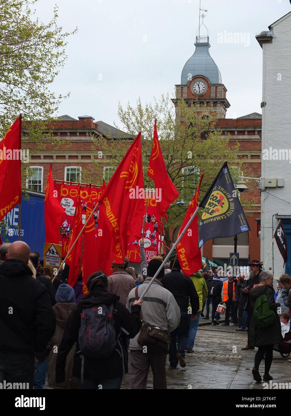 Mai Chesterfield, Derbyshire. Mars Annuel à travers la ville organisée par Chesterfield Trades Union Council a réuni des centaines de partisans du travail et des groupes de gauche. 2017 marque le 40e anniversaire de la marche annuelle qui commémore la Journée Mai vacances de banque comme une maison de vacances des travailleurs. Approche de mars la ville's Victorian Market Hall. Banque D'Images