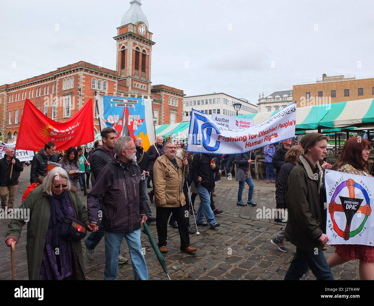 Mai Chesterfield, Derbyshire. Mars Annuel à travers la ville organisée par Chesterfield Trades Union Council a réuni des centaines de partisans du travail et des groupes de gauche. 2017 marque le 40e anniversaire de la marche annuelle qui commémore la Journée Mai vacances de banque comme une maison de vacances des travailleurs. La ville mars's Victorian Market Hall. Banque D'Images
