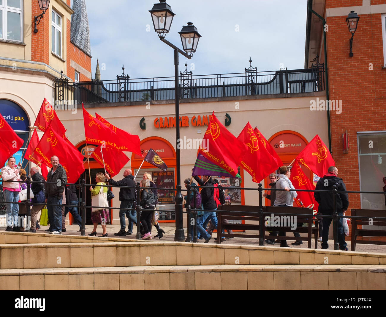 Mai Chesterfield, Derbyshire. Mars Annuel à travers la ville organisée par Chesterfield Trades Union Council a réuni des centaines de partisans du travail et des groupes de gauche. 2017 marque le 40e anniversaire de la marche annuelle qui commémore la Journée Mai vacances de banque comme une maison de vacances des travailleurs. Les membres du Parti communiste sur le mars. Banque D'Images