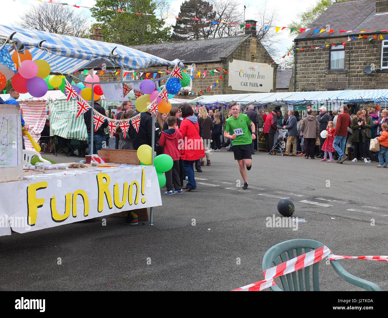 Carnaval annuel peut jour dans le village d'Ashover, près de Chesterfield, Derbyshire. Concurrents de la course autour du village. Banque D'Images