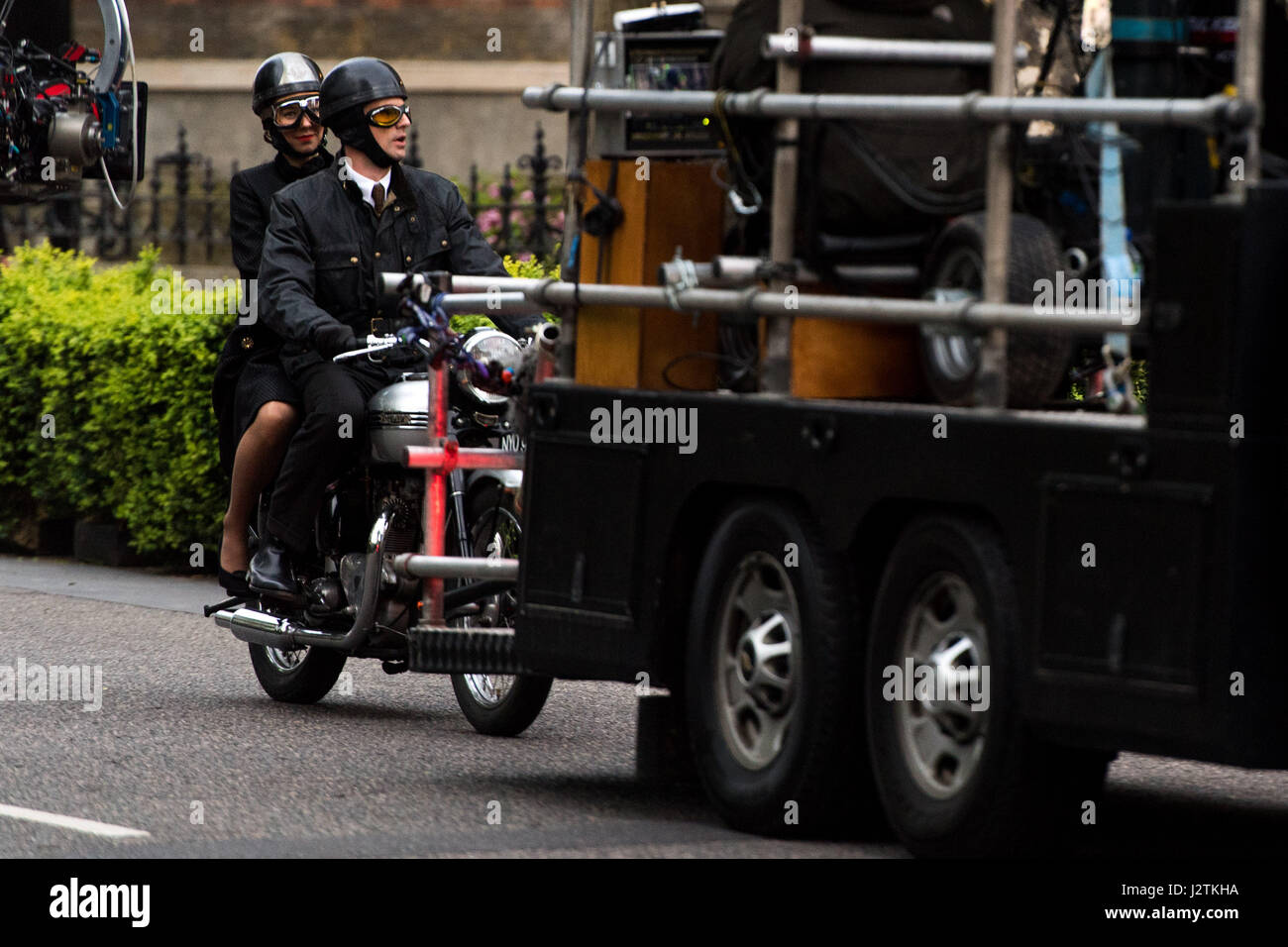 Londres, Royaume-Uni. 30 avril, 2017. Vanessa Kirby (La Princesse Margaret) et Matthew Goode (Lord Snowdon) tournage sur une moto vintage Crédit : Polly Thomas/Alamy Live News Banque D'Images