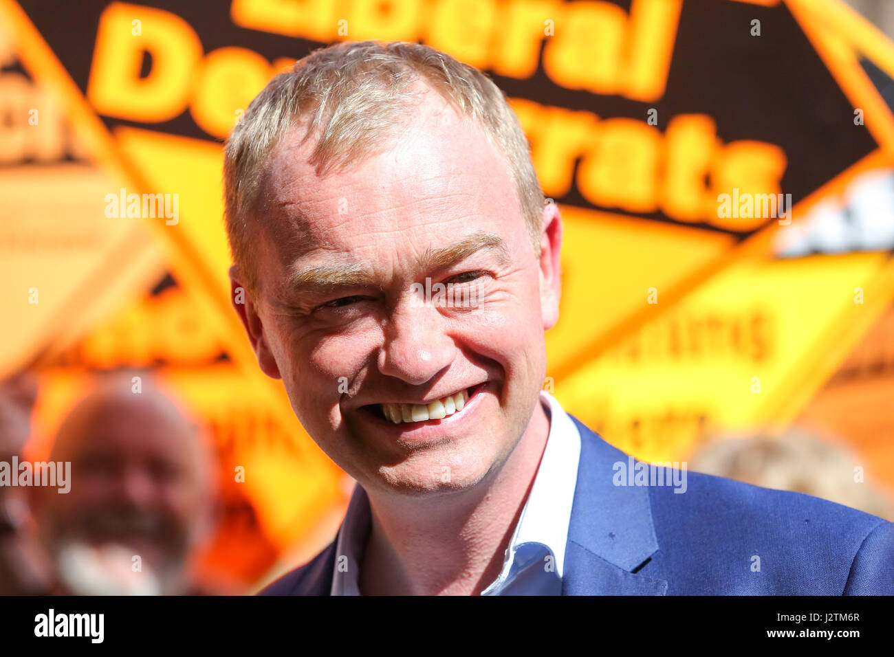 Londres, Royaume-Uni. 01 mai, 2017. Tim Farron parle avec des partisans libéraux démocrates à l'extérieur de Hornsey Town Hall. Le leader libéral-démocrate Tim Farron assiste à une campagne électorale dans l'événement Hornsey Town Hall le premier jour de sa bataille bus tour et est accueilli par l'aube Barnes Libdem candidat à Hornsey et de bois vert.. Credit : Dinendra Haria/Alamy Live News Crédit : Dinendra Haria/Alamy Vivre NewsCredit : Dinendra Haria/Alamy Live News Banque D'Images