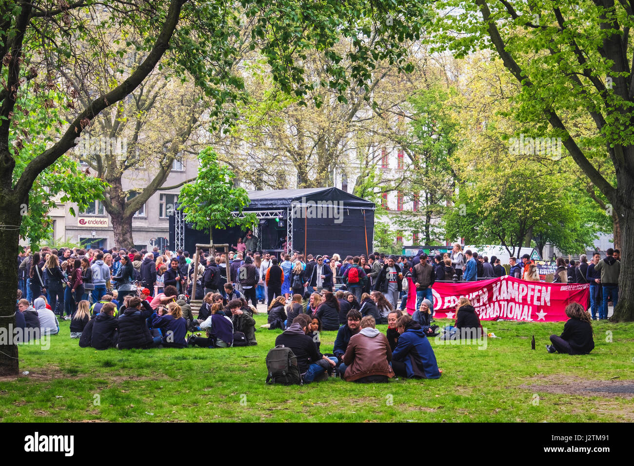 Kreuzberg, Berlin, Allemagne, 1er mai, 2017. Mai, Fête du travail ou travailleurs jour est célébré sur le 1er mai et est un jour férié en Allemagne. À Berlin la plus grande fête du Travail les festivités ont lieu dans la région de Kreuzberg. Rues sont fermées, les détenteurs de décrochage bordent les rues vendant de la nourriture, des bandes jouer, et des Dj de divertir la foule. Les militants politiques sont tirées de l'événement et il y a une grande présence policière. Campagne pour les droits des travailleurs en ce jour et peut assister à des rassemblements ou des marches. © Eden Breitz/Live Alamy News Banque D'Images