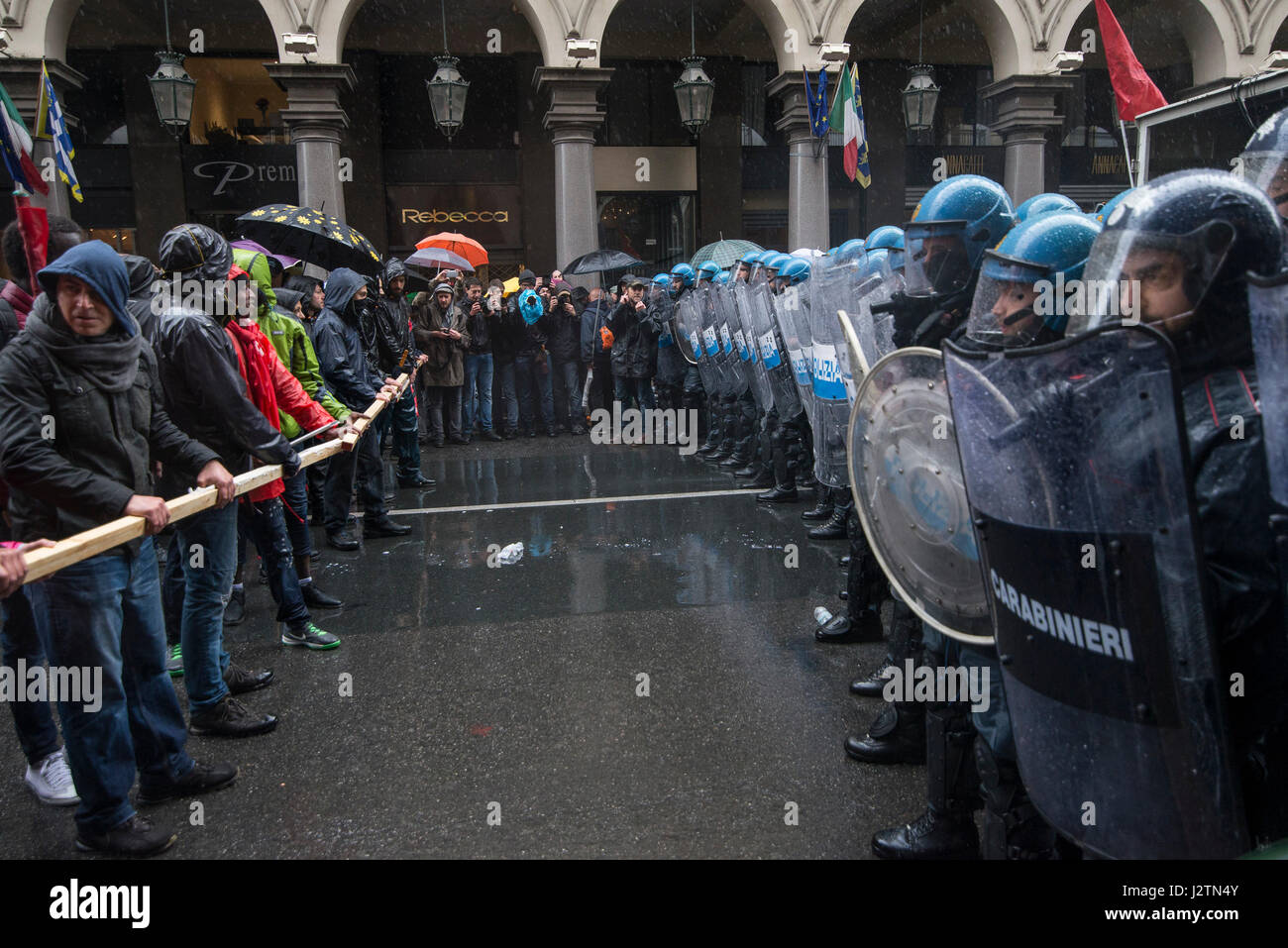 Turin, Piémont, Italie. 1er mai 2017. Turin, Italie - 1 mai 2017 : affrontements contre la police et autonome dans le défilé le 1 mai à Turin, Italie Crédit : Stefano Guidi/ZUMA/Alamy Fil Live News Banque D'Images