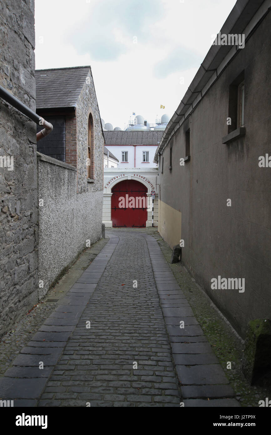 Smithwicks brasserie porte rouge Banque de photographies et d’images à