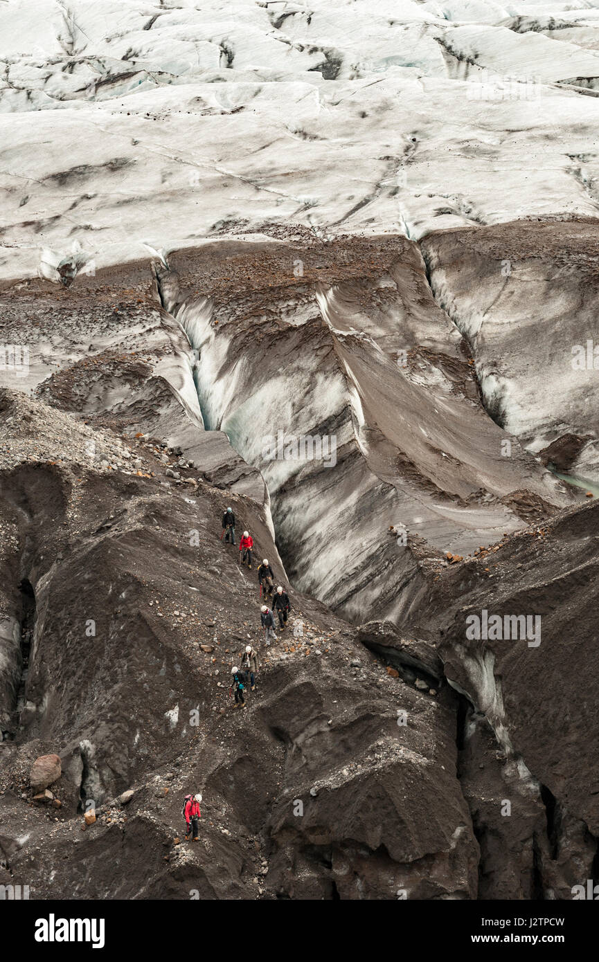 Visite guidée, randonneurs marchant au-dessus d'un glacier, calotte glaciaire, Svinaflsjokull, glacier de sortie du glacier Vatnajokull, Islande. Banque D'Images
