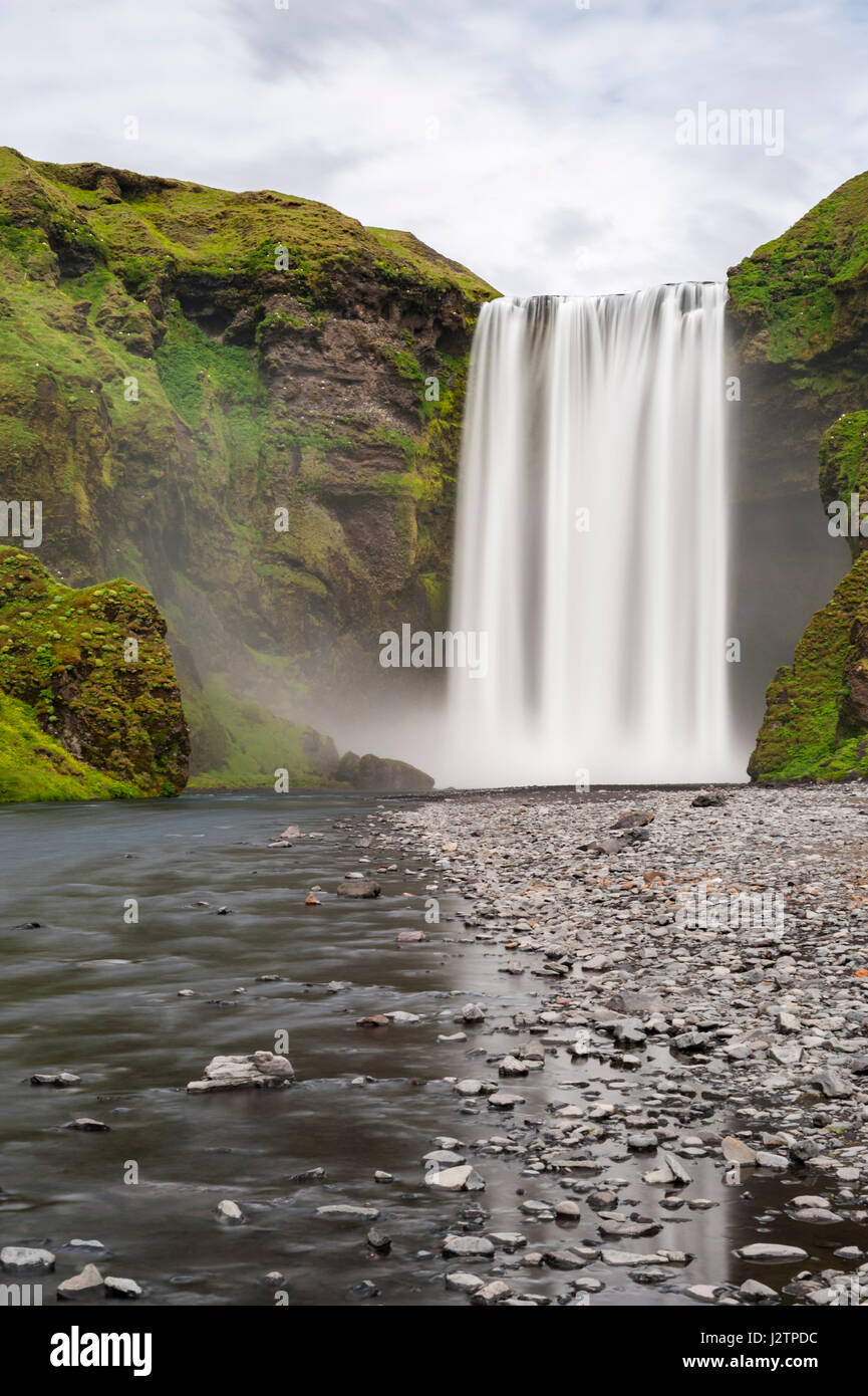 Une longue exposition de Skogafoss, cascade de la rivière Skoga, mist, personne, de cascades d'Islande. Banque D'Images