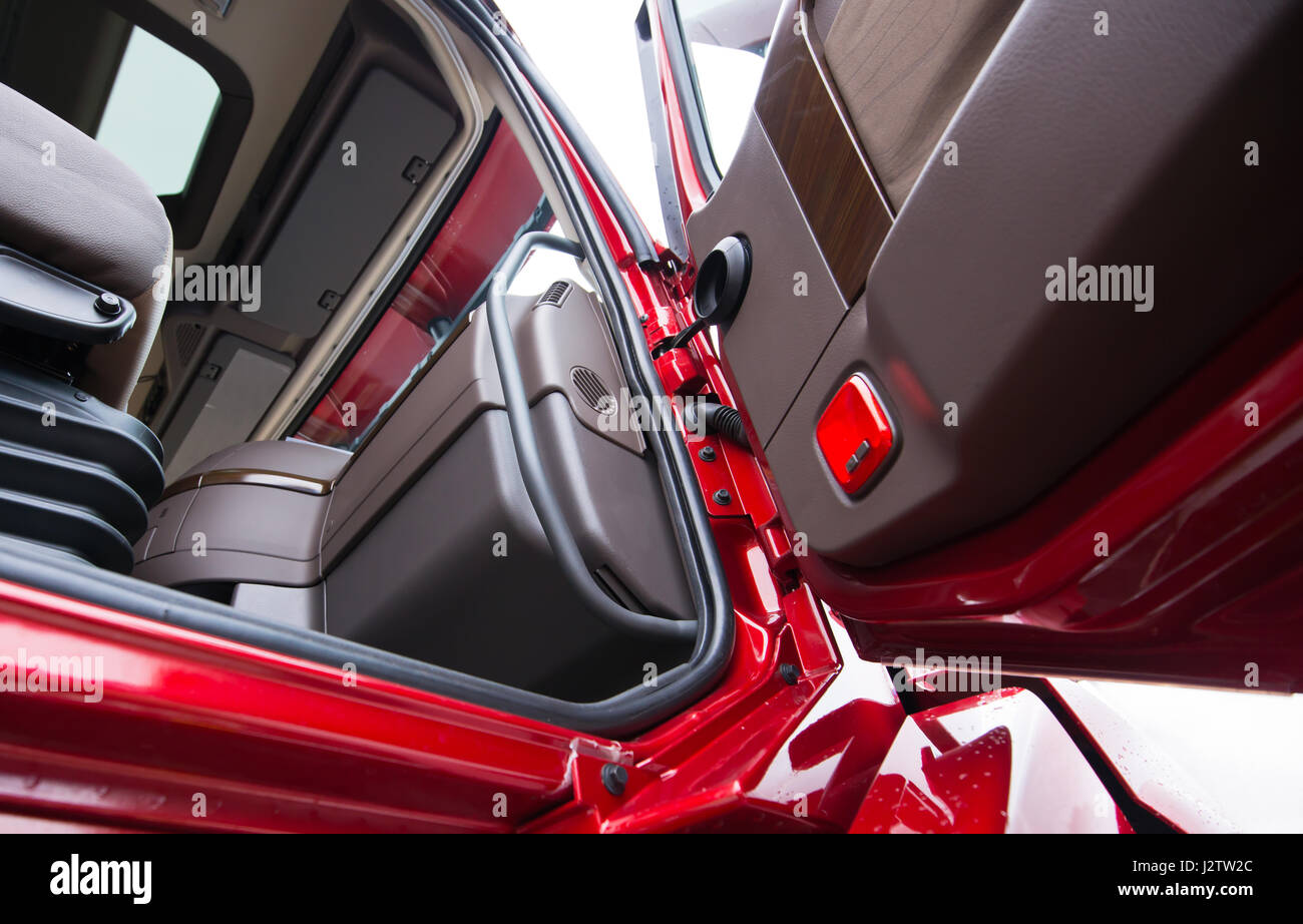 L'intérieur d'un luxe moderne semi truck rouge faites dans des tons de brun en plastique. À travers la porte ouverte avec lambris chariot partie visible du fauteuil Banque D'Images