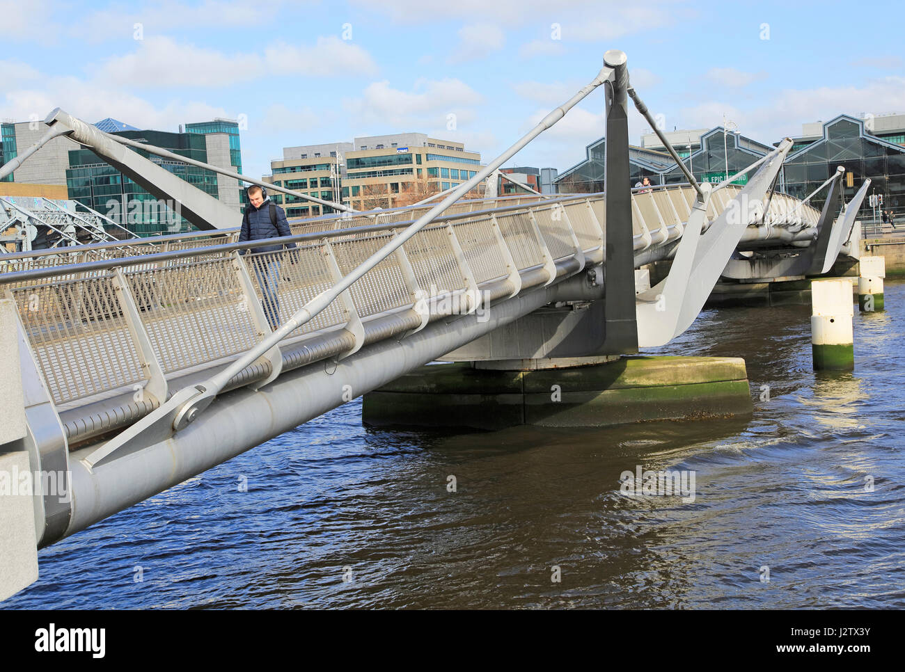 Sean O'Casey bridge crossing River Liffey, Dublin Docklands, l'Irlande, l'architecte Cyril O'Neill et O'Connor Sutton Cronin Consulting Engineers 2005 Banque D'Images