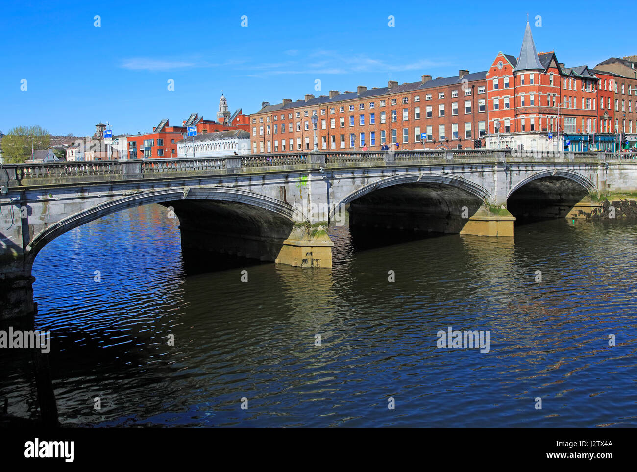 Pont sur la rivière Lee, ville de Cork, County Cork, Irlande, République d'Irlande Banque D'Images