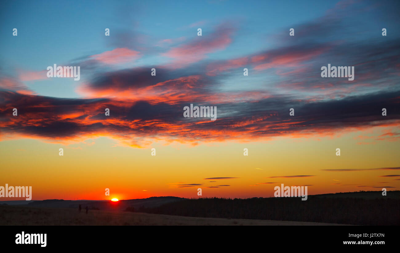 Un beau ciel coucher de soleil rouge Banque D'Images