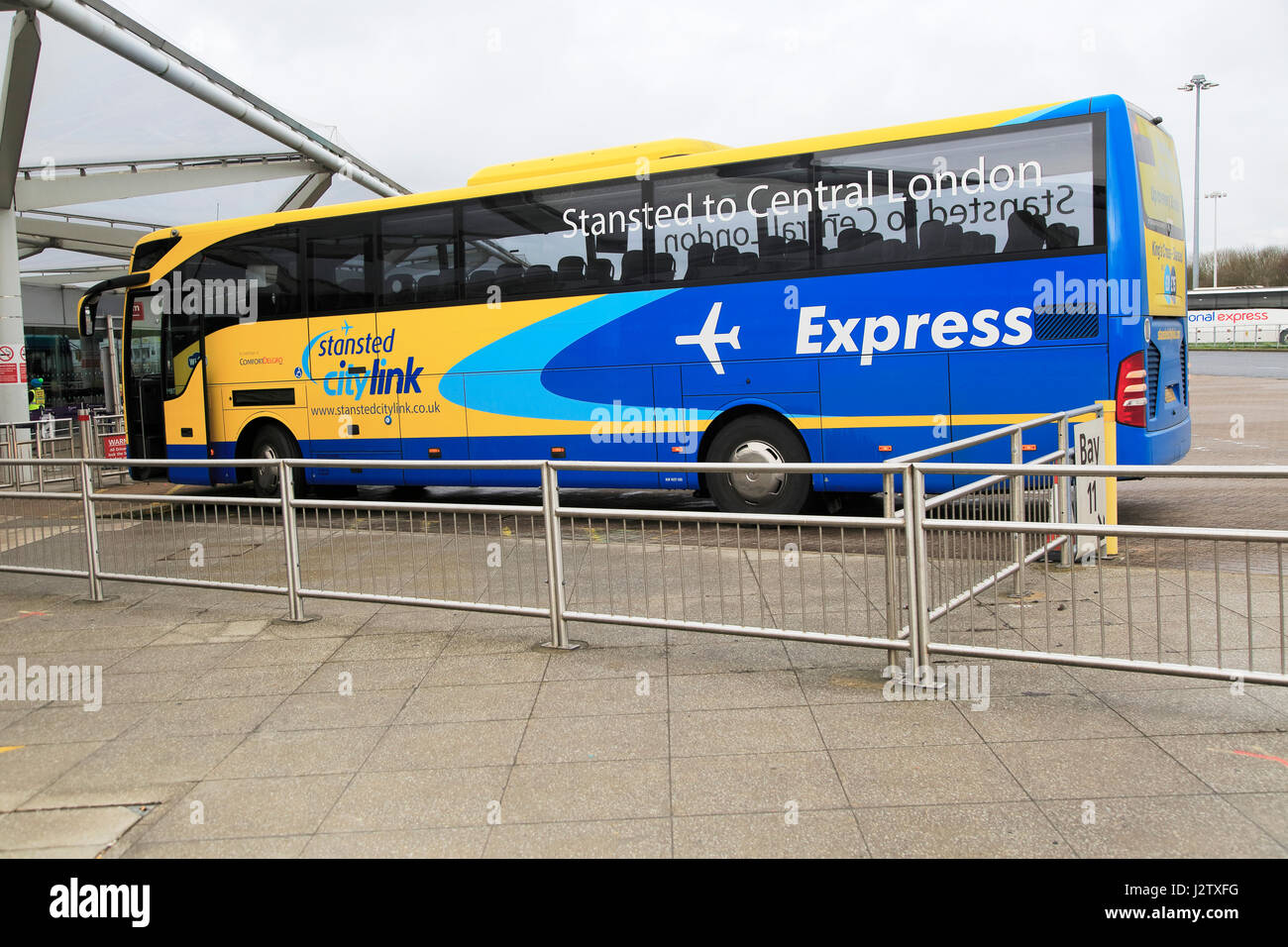 CityLink Stansted Express Coach service de bus vers le centre de Londres à la gare routière, l'aéroport de Stansted, Essex, Angleterre, RU Banque D'Images