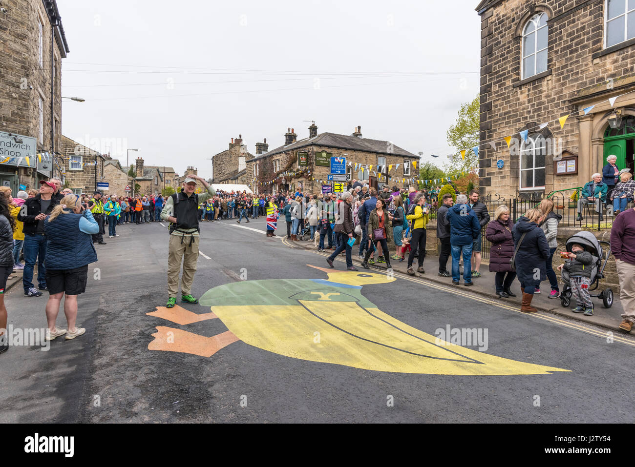 2017 La Tour de Yorkshire qu'elle traversait le village de Addingham près de Bradford, West Yorkshire Banque D'Images