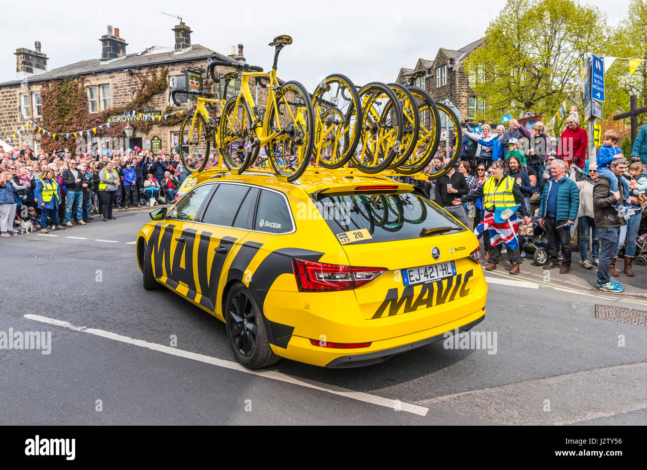 2017 La Tour de Yorkshire qu'elle traversait le village de Addingham près de Bradford, West Yorkshire Banque D'Images