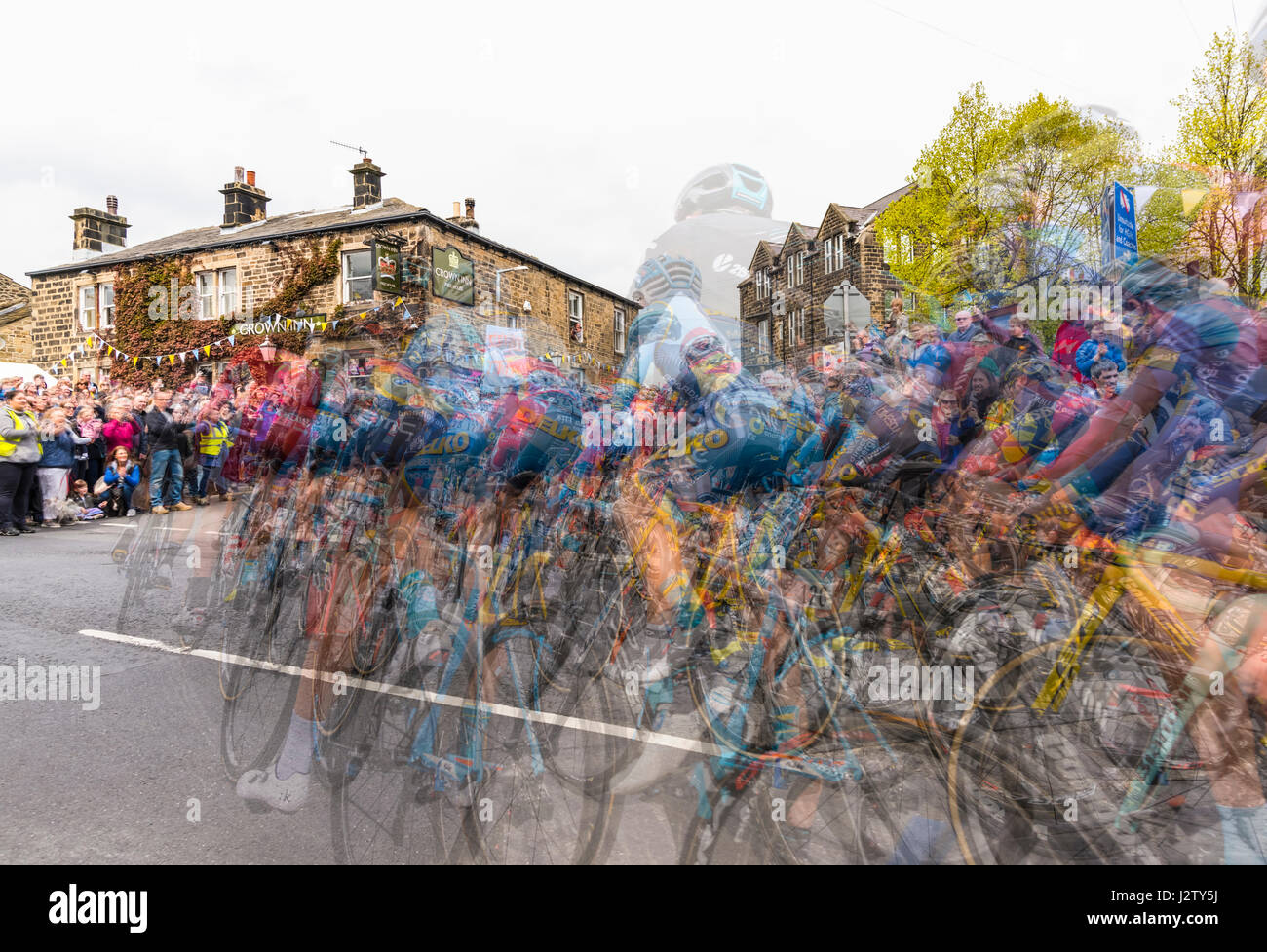 2017 La Tour de Yorkshire qu'elle traversait le village de Addingham près de Bradford, West Yorkshire Banque D'Images