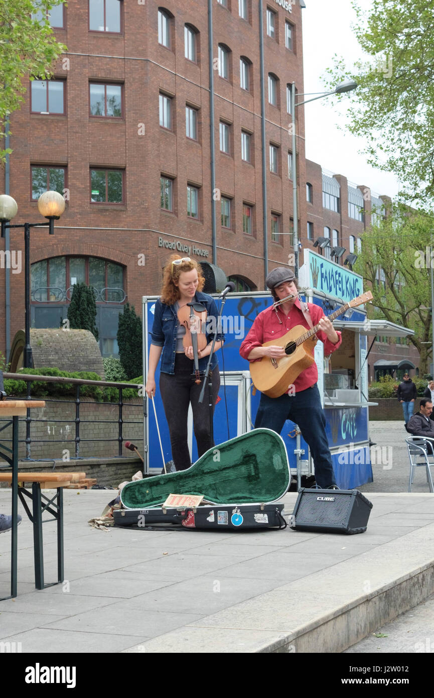 Les amuseurs publics dans le centre-ville de Bristol England UK Banque D'Images