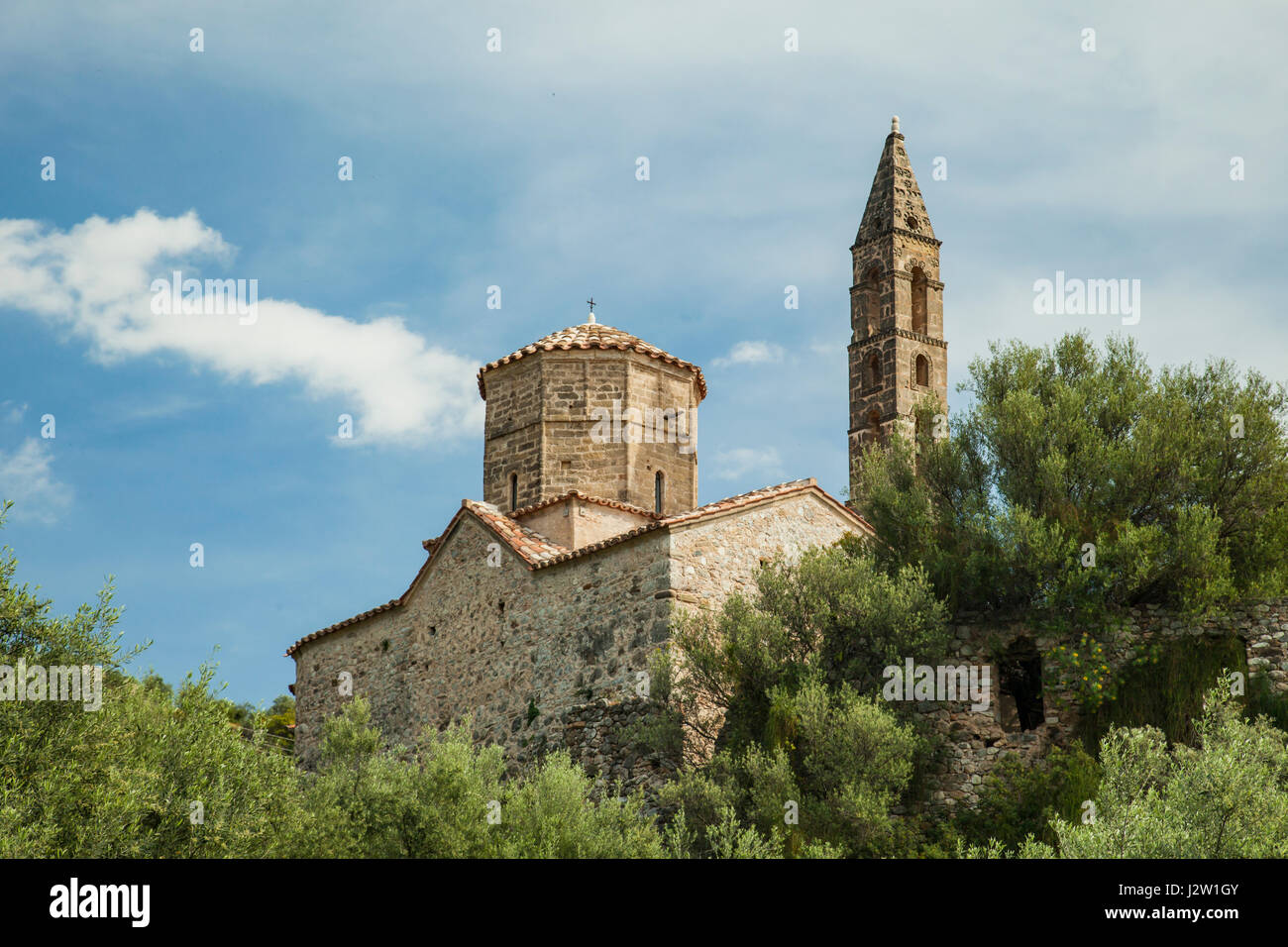 Après-midi de printemps à l'église historique dans la vieille ville de Kardamyli, messenia, Grèce. Banque D'Images