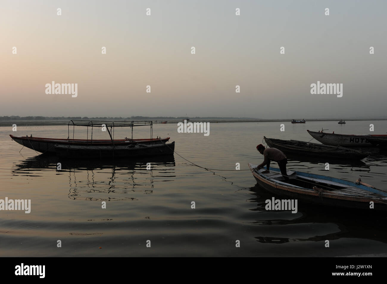 Les bateaux sont amarrés à la rive de la rivière Gange, Varanasi, Uttar Pradesh en Inde Banque D'Images