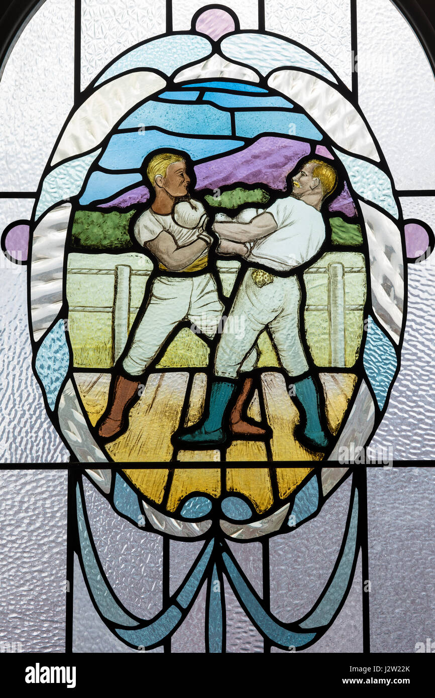 Boxeurs, à partir de l'époque édouardienne, représenté dans un vitrail, Victoria Baths, Manchester, Angleterre Banque D'Images