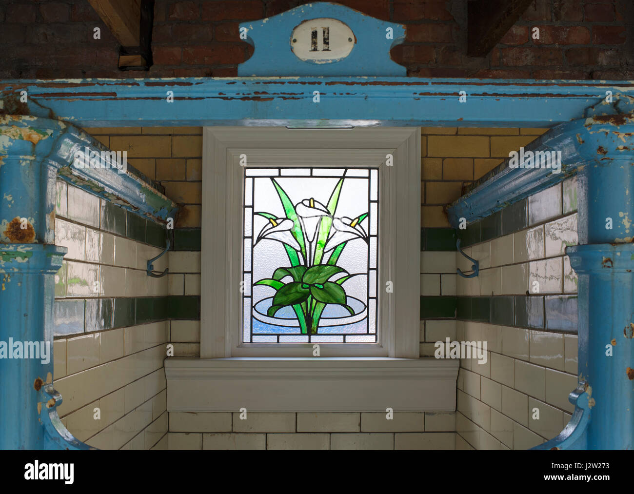 Un vitrail moderne dans une cabine de change de style édouardien, Victoria Baths, Manchester, Angleterre Banque D'Images