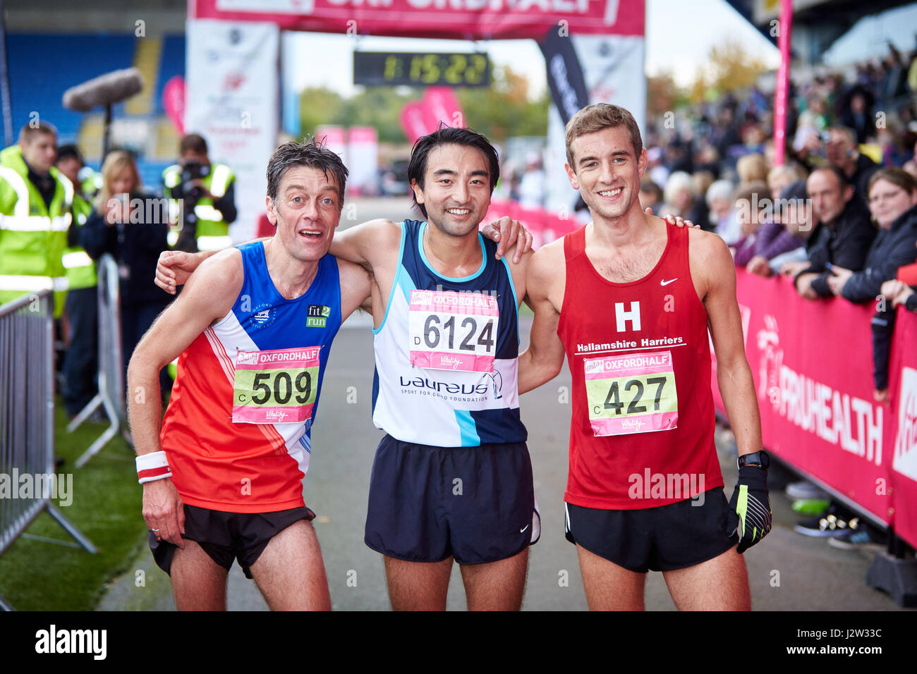 Les coureurs à l'arrivée de la Demi-marathon Oxford 2014 Banque D'Images