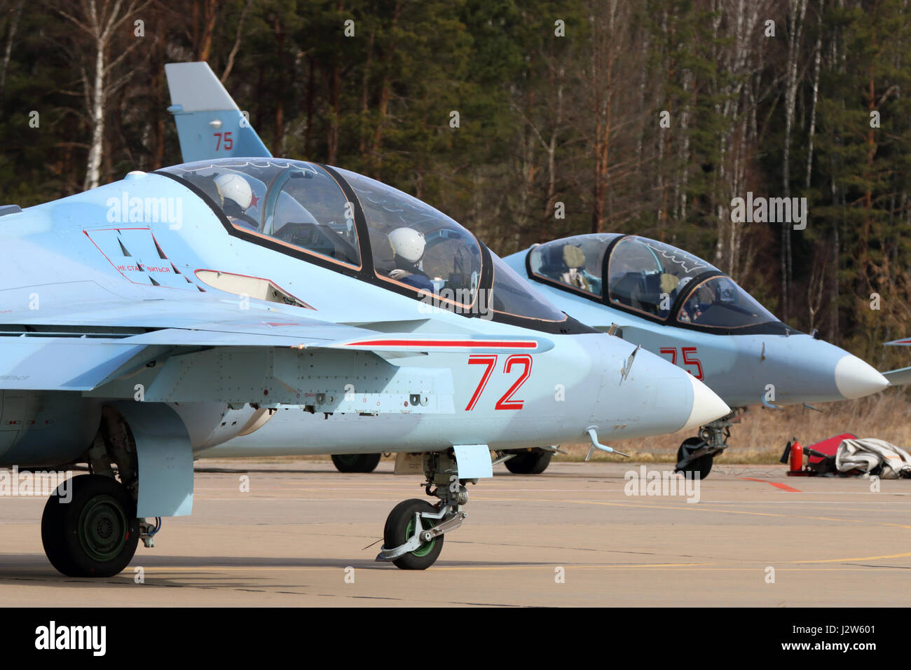 Koubinka, DANS LA RÉGION DE MOSCOU, RUSSIE - 21 avril 2017 : Yakovlev Yak-130 les avions d'entraînement de la force aérienne russe lors du défilé de la Victoire à répétition Kubin Banque D'Images