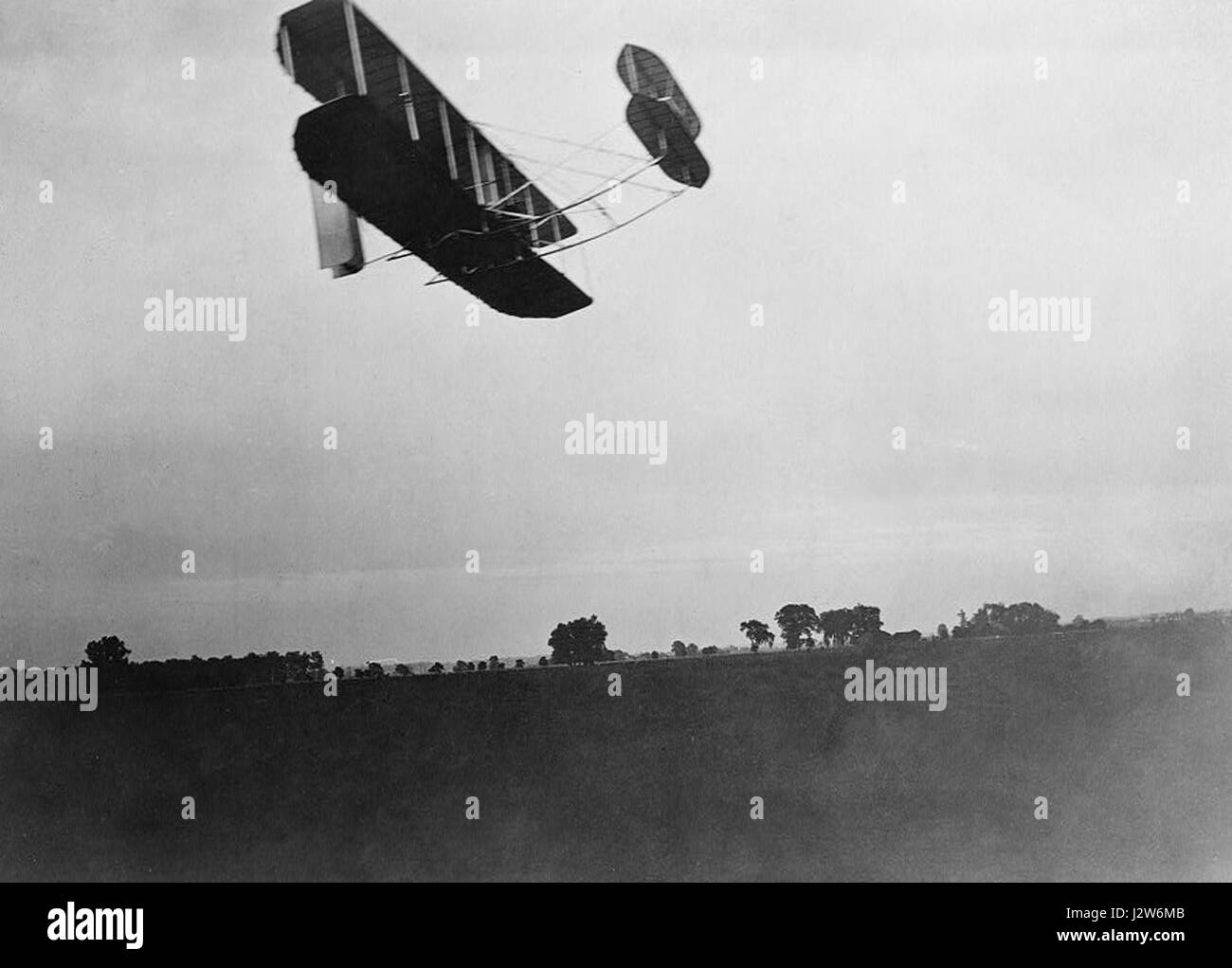 Le Wright Flyer III 1905, piloté par les frères Wright, représente une étape importante dans l'histoire de l'aviation. Ce vol, connu sous le nom de vol 41, a été une réalisation importante dans le développement du vol motorisé, démontrant la faisabilité d'un vol contrôlé et soutenu. Banque D'Images