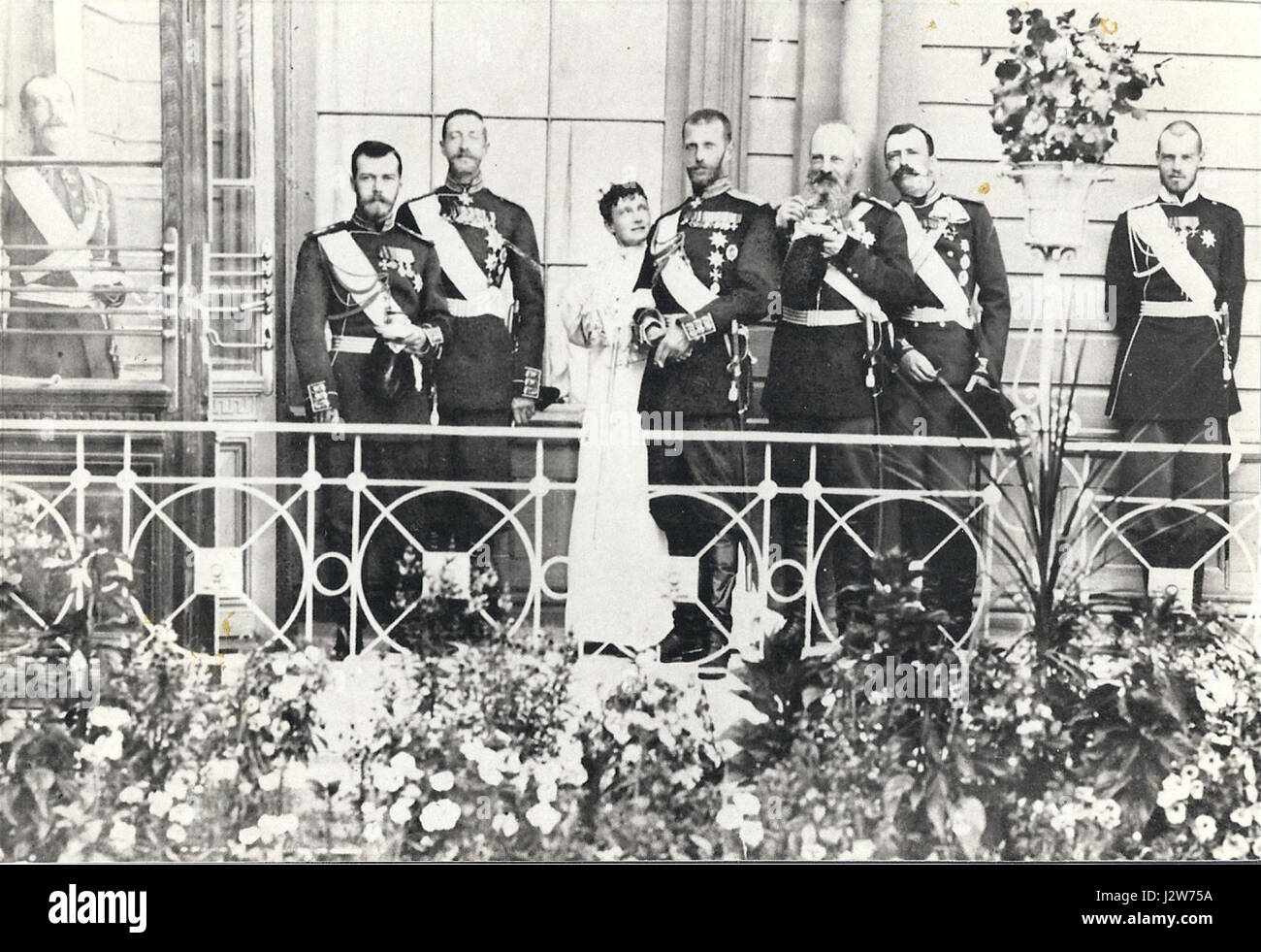Une photographie historique représentant des membres de la famille Romanov, la dernière dynastie impériale de Russie, lors d'un rassemblement formel. Banque D'Images