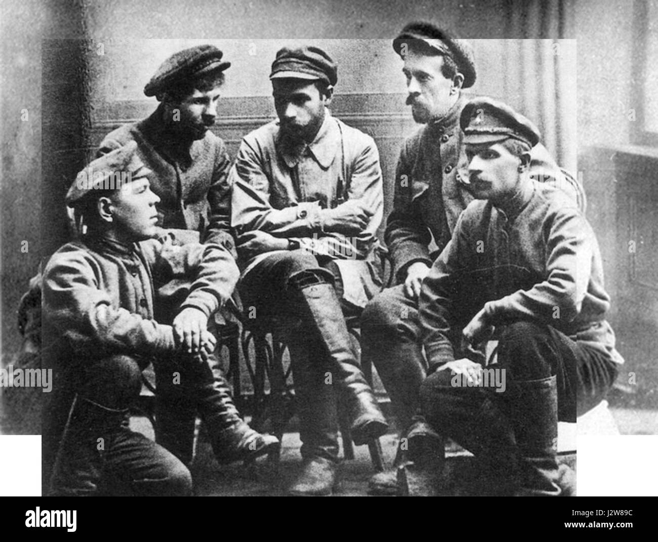 L'affiche bolchevique de 1918 illustre les conséquences du meurtre d'Alexandre Romanov, mettant en évidence les troubles politiques et les troubles pendant la révolution russe. Il présente Myasnikov, une figure bolchevique notable. Banque D'Images