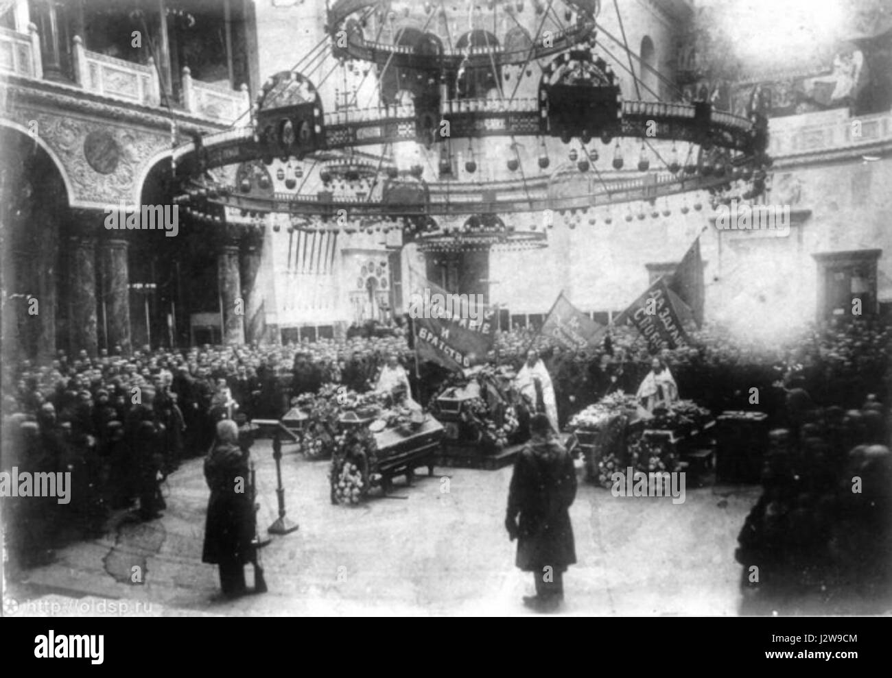 Cette image fait référence aux événements tragiques de la Révolution de février 1917, mettant en évidence les funérailles des victimes qui ont eu lieu à la cathédrale navale de Cronstadt. La révolution a conduit à des changements politiques majeurs en Russie, avec des troubles importants et le renversement de la domination tsariste. Banque D'Images