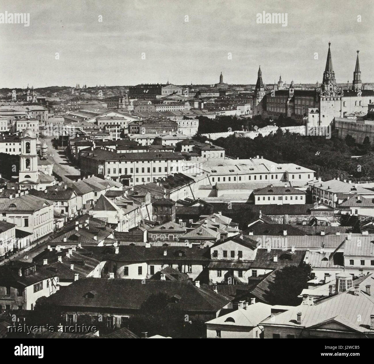 Une grande photographie en noir et blanc prise en 1867 de Moscou, montrant l'architecture, le paysage urbain et la vie culturelle de la capitale russe au XIXe siècle. L'image capture un moment d'importance historique, avec des bâtiments et des rues reflétant l'évolution de l'environnement urbain de l'époque. Banque D'Images