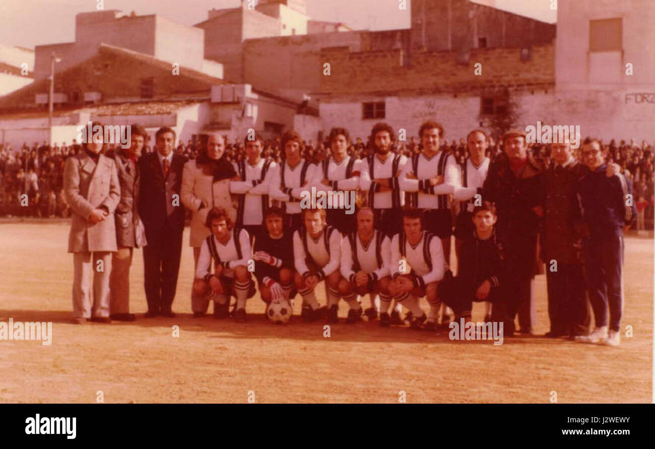 A.S.D. Alcamo est un club sportif italien, fondé en 1973. Le club est connu pour son équipe de football et ses contributions à la culture sportive locale, promouvant le développement sportif et l'engagement communautaire à Alcamo, en Sicile. Banque D'Images