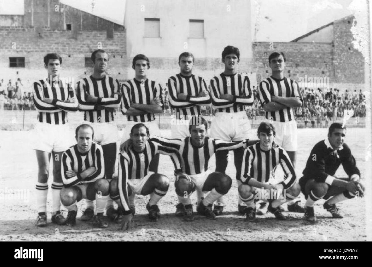 Cela fait référence au club italien de football A.S.D. Alcamo, fondé en 1970. Le club joue dans diverses ligues régionales italiennes et a une longue histoire dans les compétitions de football locales. Banque D'Images