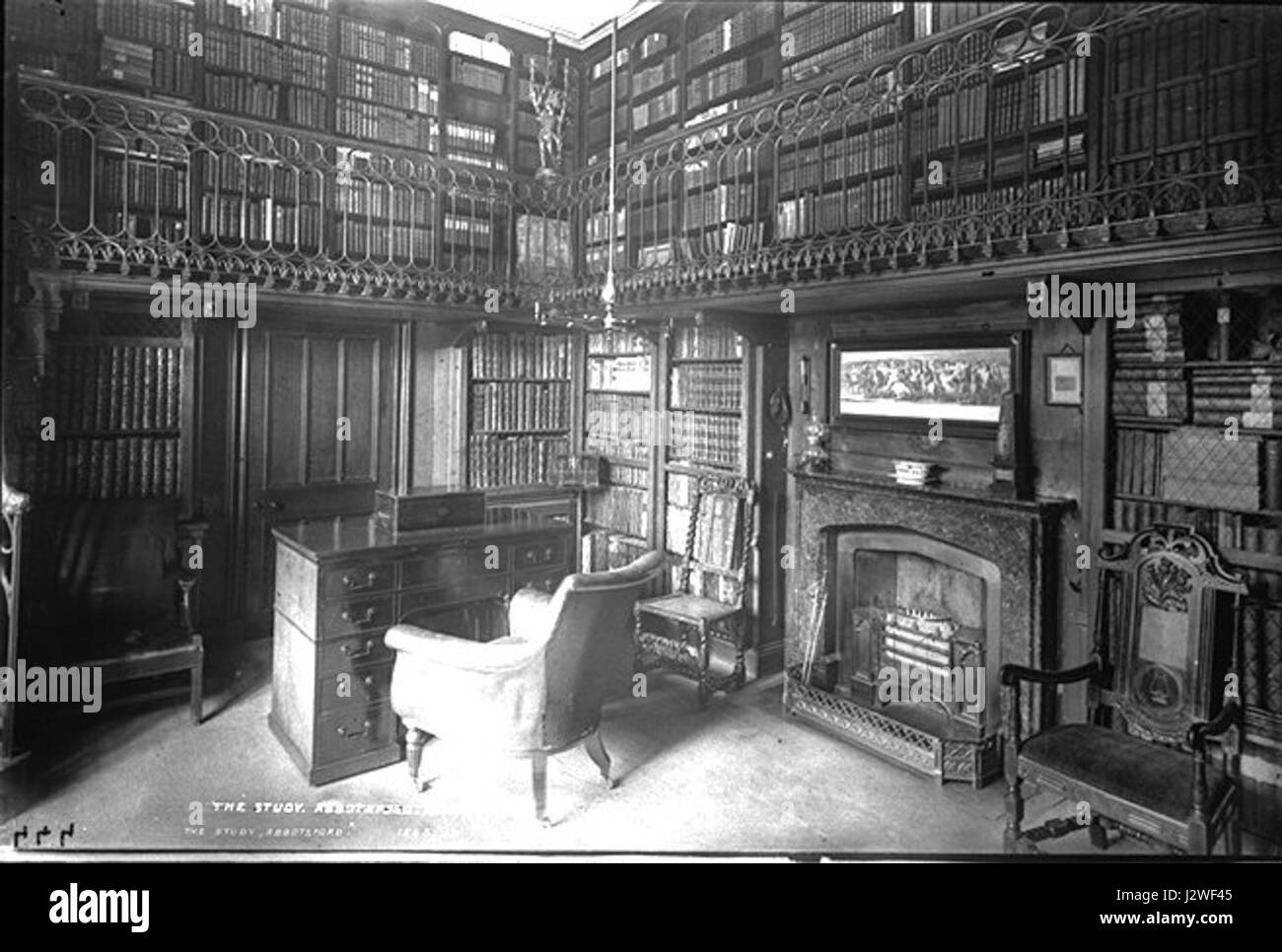 L'étude d'Abbotsford réalisée par James Valentineâ€ ™, datant d'environ 1877, capture la maison écossaise emblématique de Sir Walter Scott, offrant un aperçu du paysage et de l'architecture du XIXe siècle. Banque D'Images