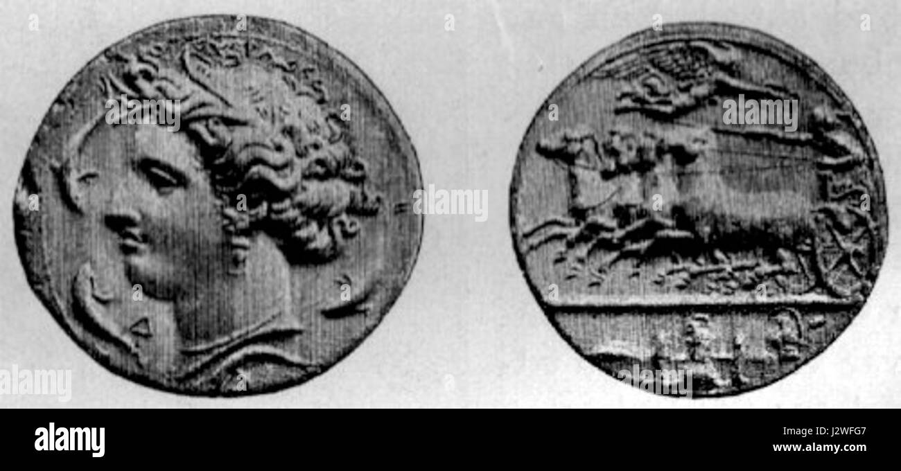 Il s'agit d'une pièce de 10 drachmes, probablement de l'ancien monde grec ou méditerranéen, utilisée comme monnaie. La drachme était une forme importante de monnaie dans la Grèce antique, représentant une valeur dans le commerce et l'économie. Banque D'Images