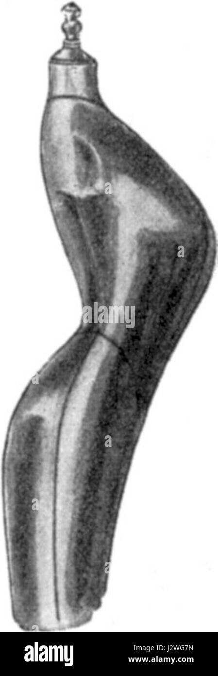 L'image montre des bus anglais avec des courbures proéminentes, une caractéristique de conception commune dans les transports britanniques historiques. Ces bus représentent le style architectural traditionnel et l'ingénierie des transports publics en Angleterre. Banque D'Images