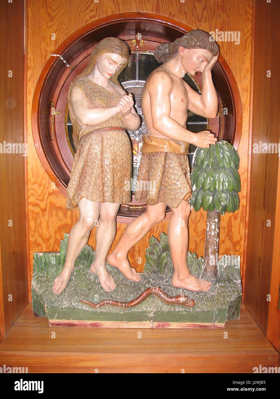 Adam et Ève, relief se réfère à une représentation sculpturale des figures bibliques d'Adam et Ève, généralement rendue dans un style d'œuvres d'art en relief. Banque D'Images