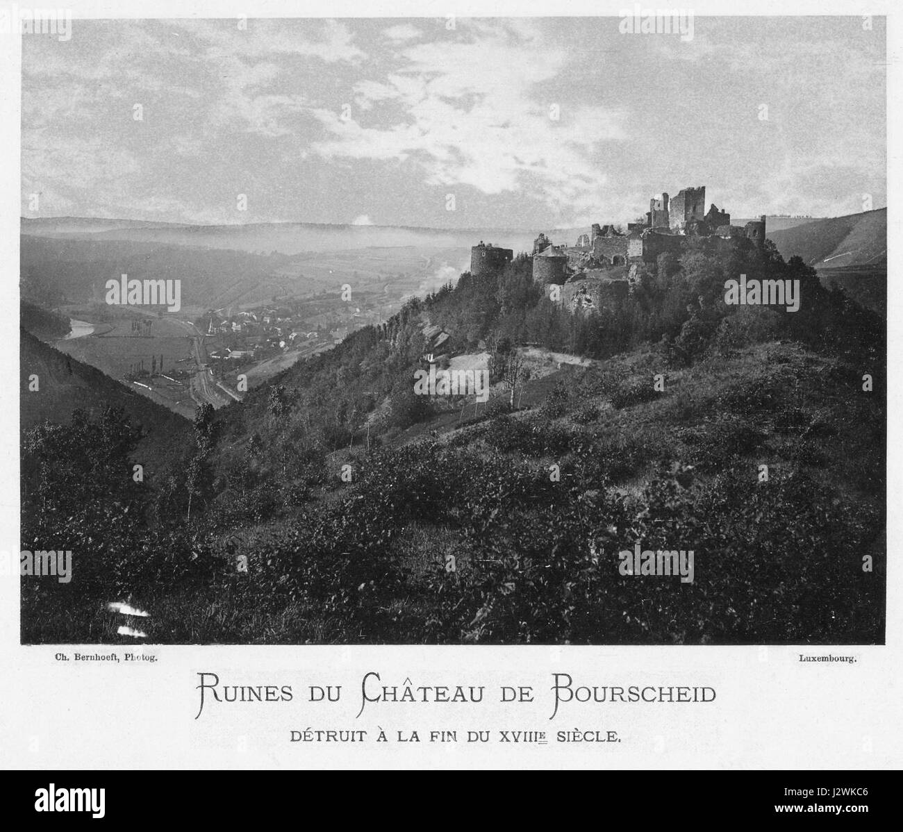 Une photographie historique de Ch. Bernhoeft prise en 1891 à GD Luxembourg, mettant en scène le paysage et la scène architecturale de l'époque. L'image est significative pour capturer à la fois l'environnement et l'architecture d'époque dans la région luxembourgeoise. Banque D'Images