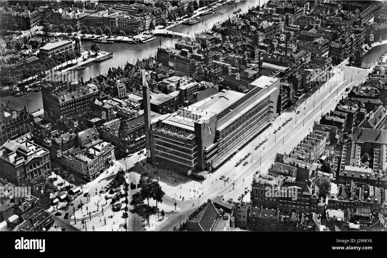 Le Bijenkorf à Rotterdam, construit en 1930, est un important magasin de détail connu pour son style architectural Art déco. Il a été une partie importante du paysage urbain de Rotterdamâ€™ depuis son ouverture. Banque D'Images