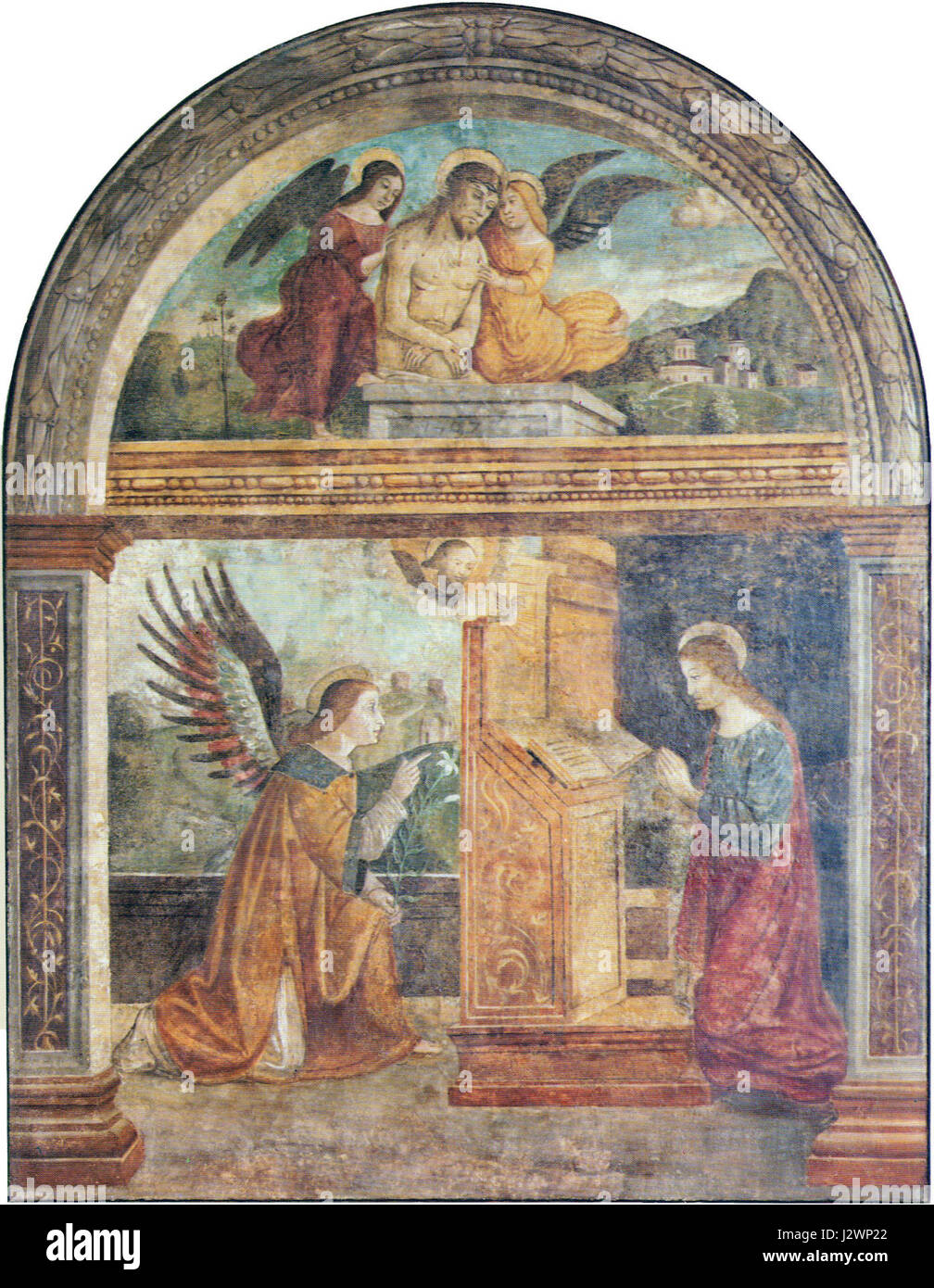 'Annunciazione' de Floriano Ferramola est un tableau religieux renommé illustrant l'Annonciation, un événement charnière dans la tradition chrétienne. La composition capture le moment où l'ange Gabriel annonce à Marie qu'elle portera le fils de Dieu. Banque D'Images