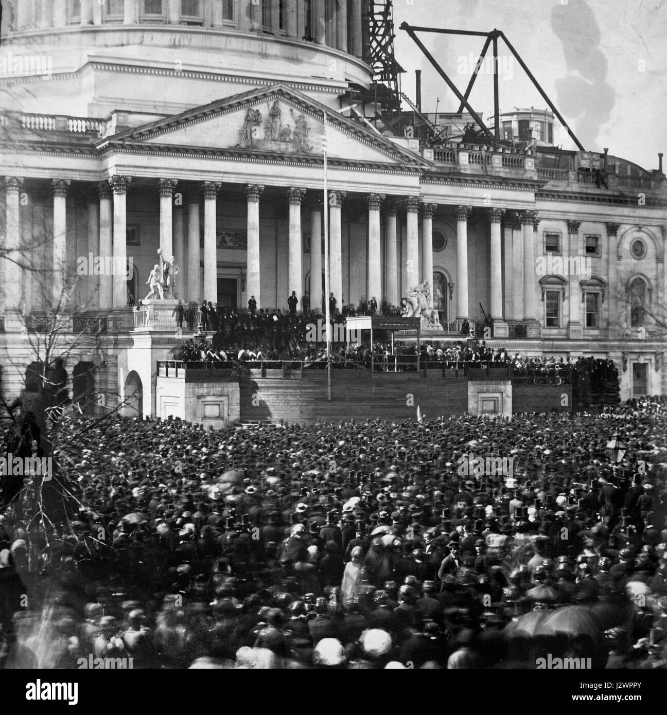 L'investiture d'Abraham Lincoln en 1861 marque un moment charnière dans l'histoire américaine, où Lincoln est assermenté en tant que 16e président des États-Unis, à une époque de division nationale et au bord de la guerre civile. Banque D'Images