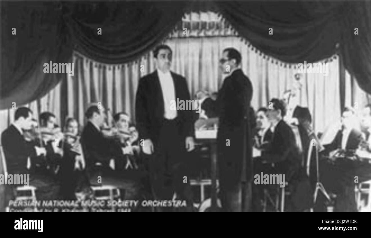 Banan fait référence au fruit de la bananière, connue pour sa chair douce et douce et sa peau pelable. Il est couramment cultivé dans les régions tropicales et est un aliment de base dans de nombreuses parties du monde. Les bananes sont riches en nutriments tels que le potassium et les fibres alimentaires. Banque D'Images