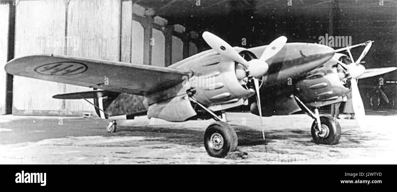 L'IMAM Ro.57 était un prototype de chasseur italien développé pendant la première Guerre mondiale. La vue de face met en valeur son design élégant, soulignant son fuselage profilé et sa configuration d'aile unique. L'avion était destiné à être un chasseur multi-rôle, mais n'est jamais entré en production de masse. Ses caractéristiques distinctives comprenaient un train d'atterrissage rétractable et une configuration moteur puissante. Banque D'Images