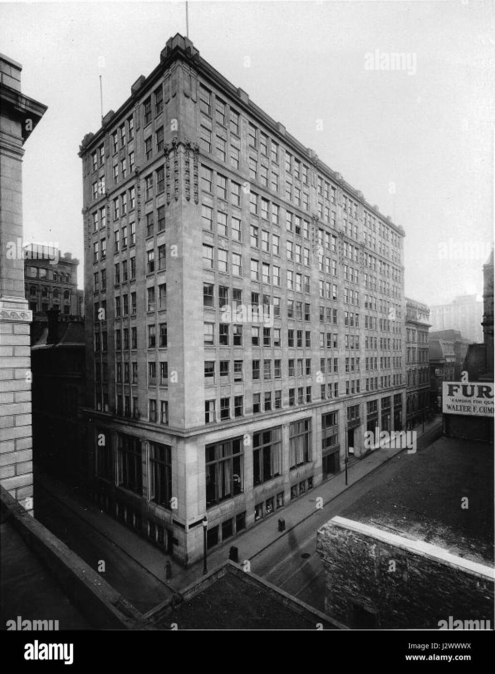 Photographie des bâtiments de la rue James, à Montréal, prise en 1928, montrant le style architectural et le développement urbain du Canada du début du XXe siècle. Banque D'Images
