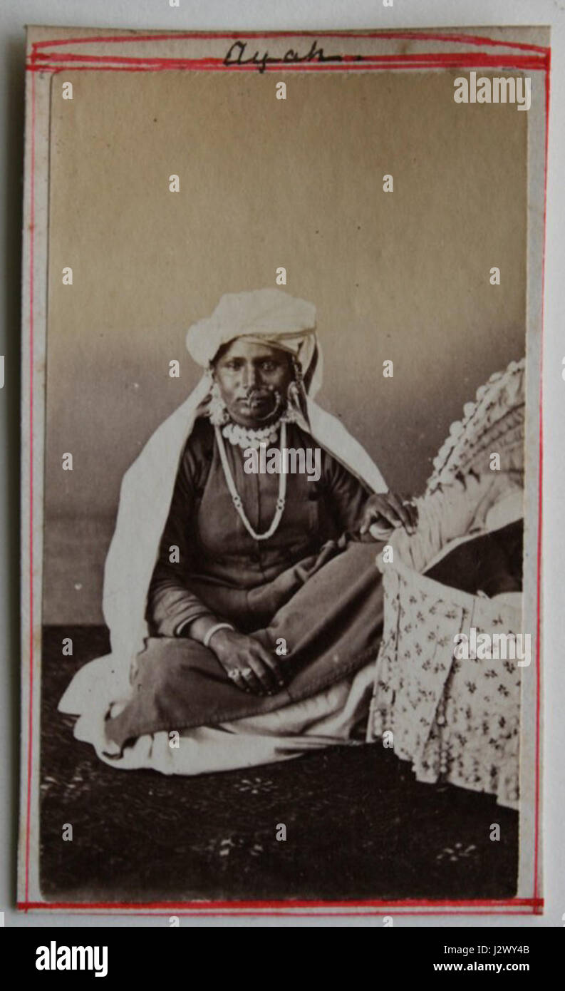 Cette photographie de 1880 représente une 'ayah', une infirmière ou gardienne, commune dans l'Inde coloniale. Il reflète le rôle des femmes dans la prestation de soins pendant la période coloniale. Banque D'Images