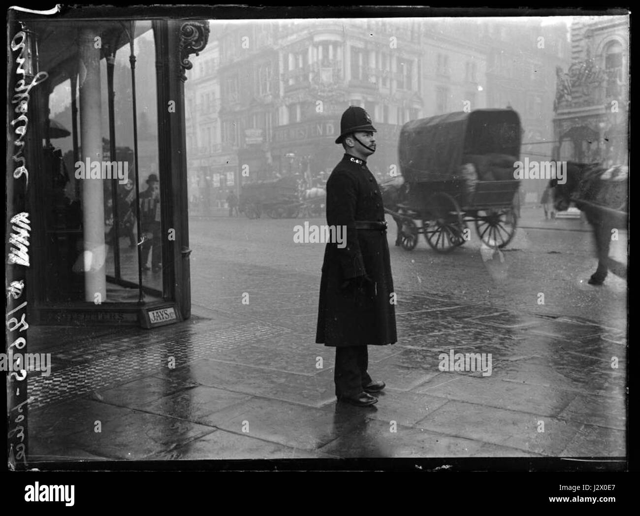 Ce titre fait référence à une œuvre ou à une collection associée à Ch. Chusseau-Flaviens, logé à la George Eastman House, présente des images liées à la police, probablement de l'Angleterre du XIXe ou du début du XXe siècle. Banque D'Images